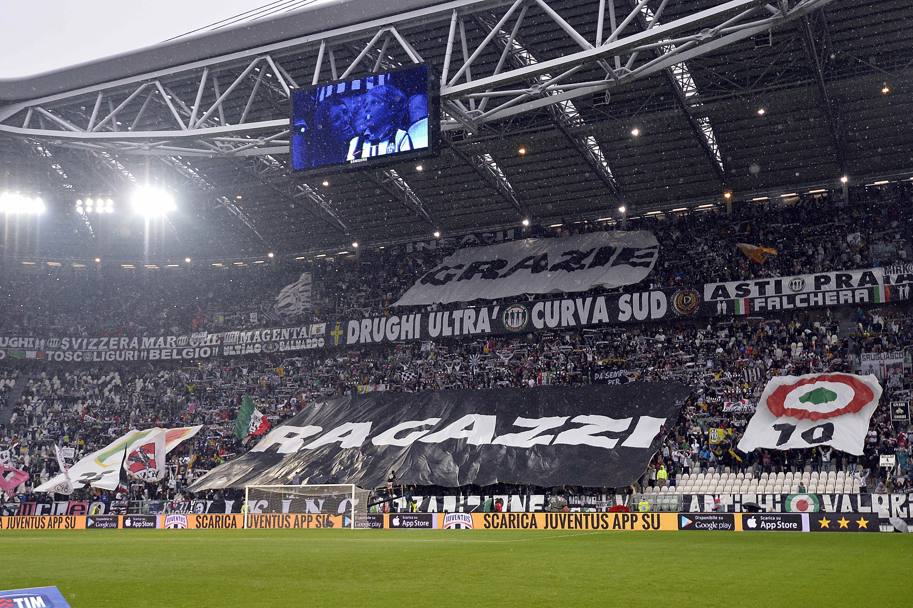 L&#39;accoglienza della Curva Scirea dello Juventus Stadium, che festeggia i trofei della scorsa stagione. LaPresse